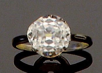 Null Bague en or gris ornée d'un diamant ovale taille ancienne pesant 2,07 cts, &hellip;
