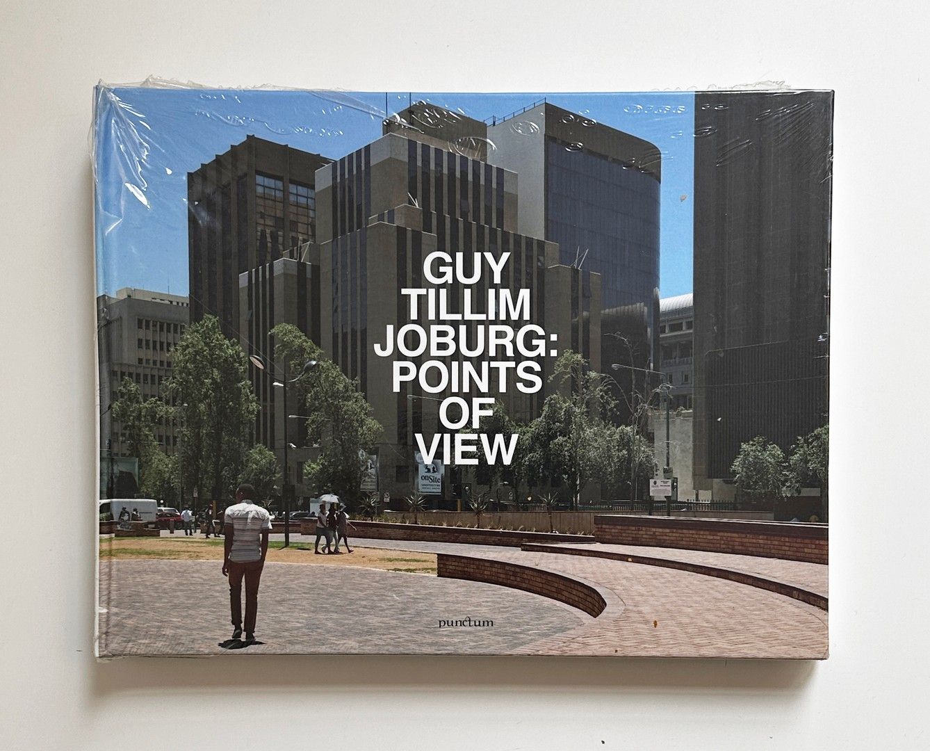 GUY TILLIM 1962- GUY TILLIM 1962-
"Joburg : Points of View", Punctum, 2014, 60p.&hellip;