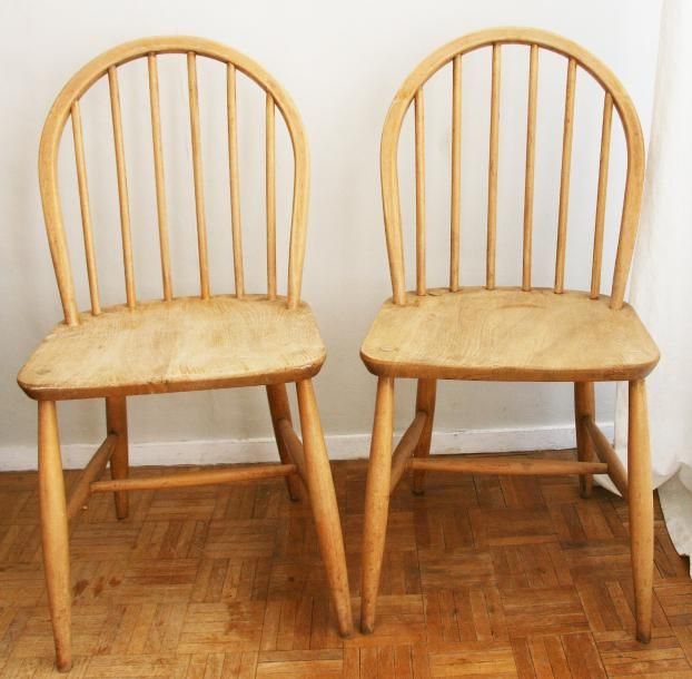 Lucian ERCOLANI Paire de chaises modèle Windsor en hêtre massif . Edition Ercol &hellip;