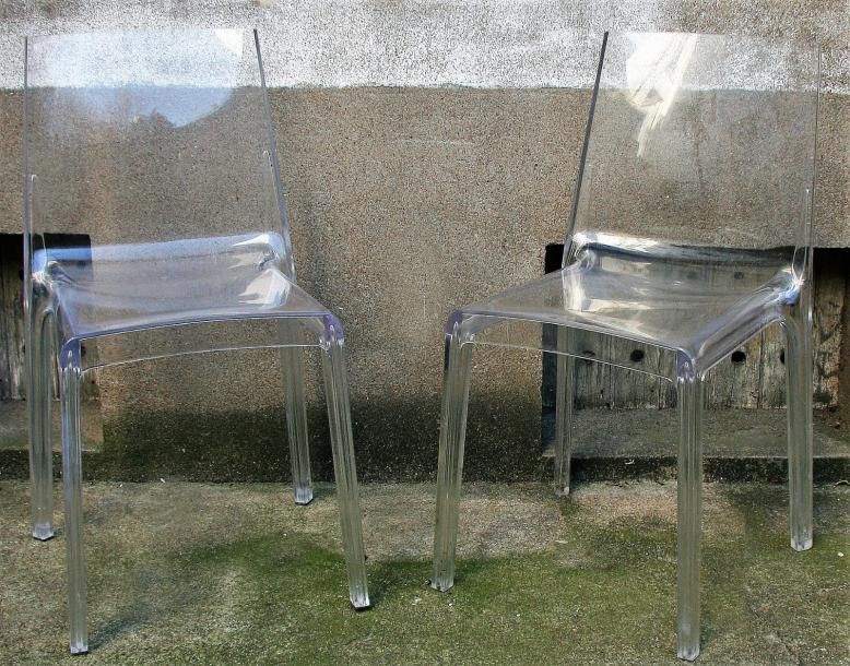 Raul BARBIERI Paire de chaises monobloc en polycarbonate transparent empilables.&hellip;