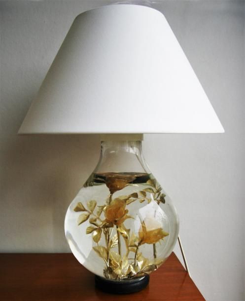 Null Lampe en verre contenant des roses artificielles immergées dans de l'eau. A&hellip;