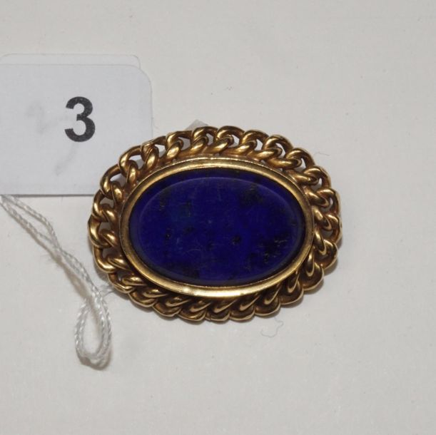 Null Broche ovale ornée d'une plaque de lapis lazuli, la monture en or jaune 18K&hellip;