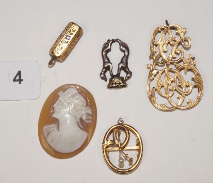 Null Lot d'éléments de bijoux anciens en or jaune 18K (750/oo) comprenant un cou&hellip;