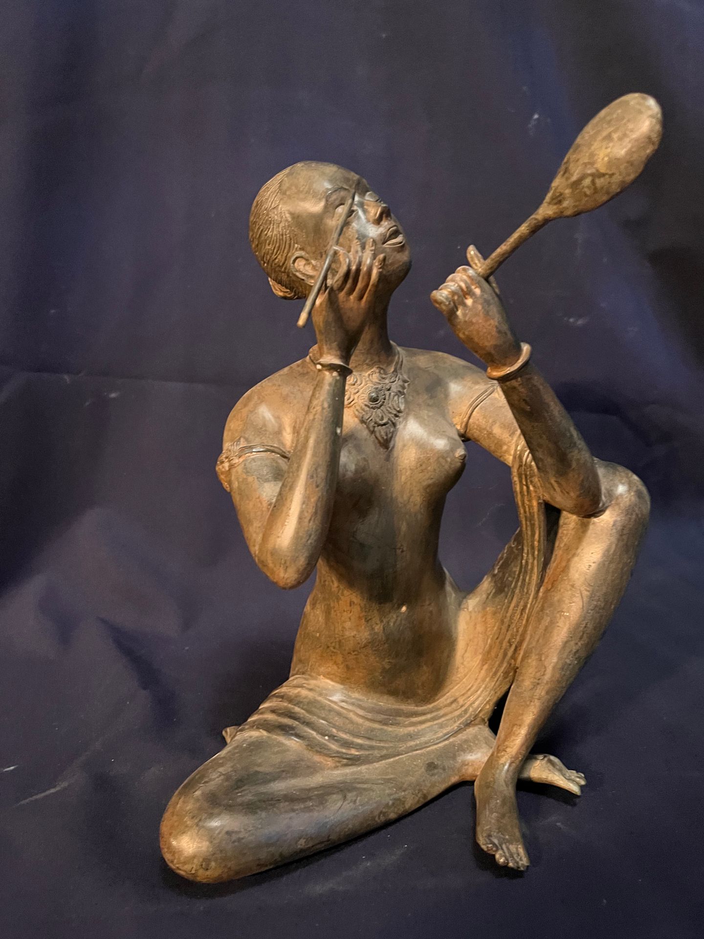 Null Pierre CHENET (XXe) "La femme au miroir". Belle épreuve en bronze. Dimensio&hellip;