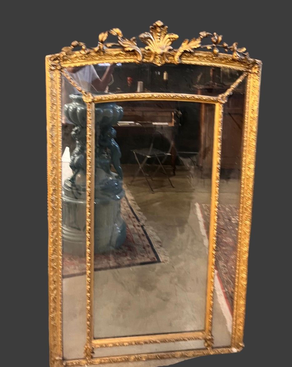 Null 优雅而重要的鎏金木镜子，雕刻着卷轴、叶子、花朵和两个小天使（摄政时期）。尺寸：高度：174厘米。宽度：110厘米。