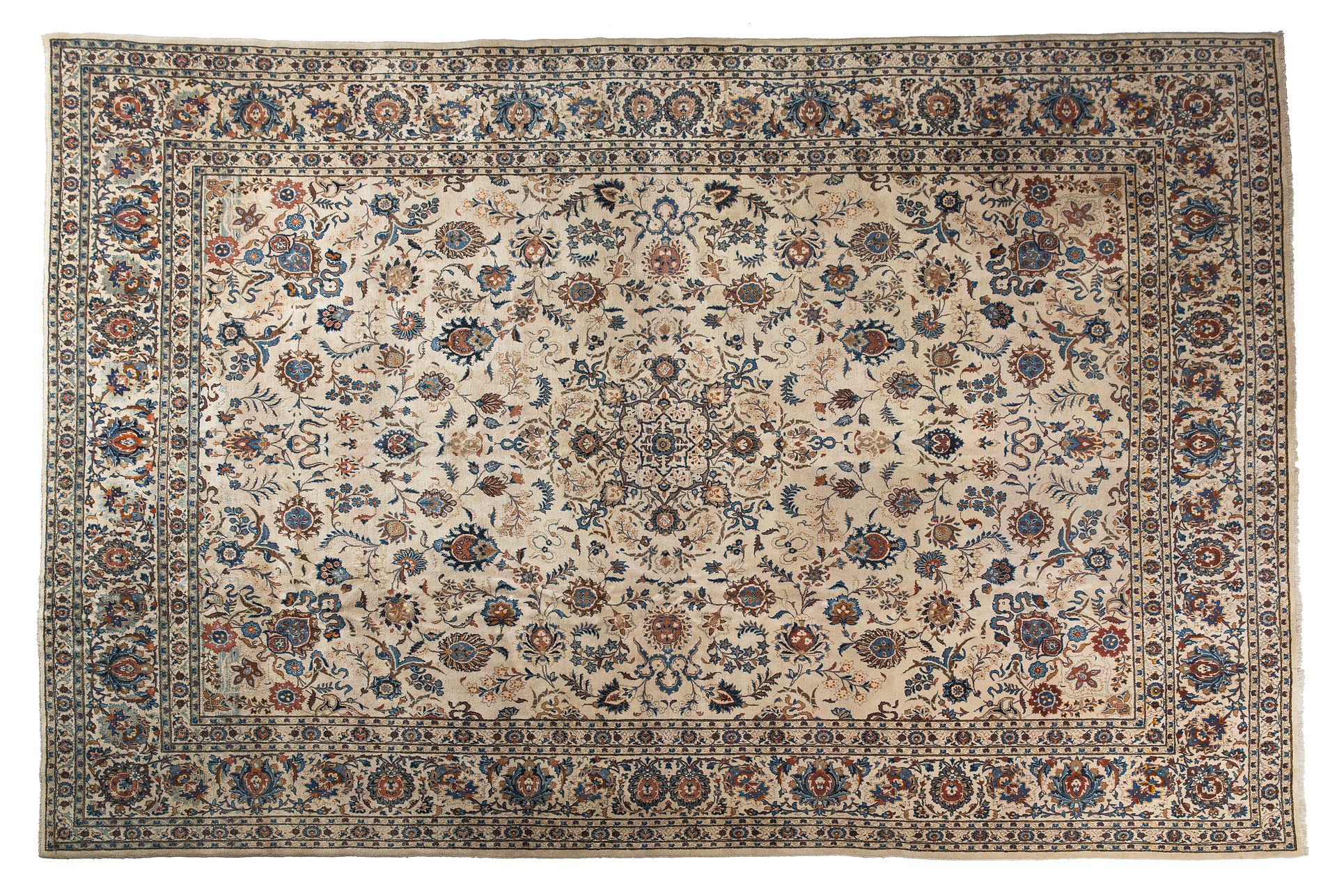 Null 重要的KACHAN地毯（伊朗），20世纪中期

一个象牙领域，装饰有开花的花茎，植物枝条和 "Tchis"（象征性的云），在其中心支撑着一个精致的花卉&hellip;
