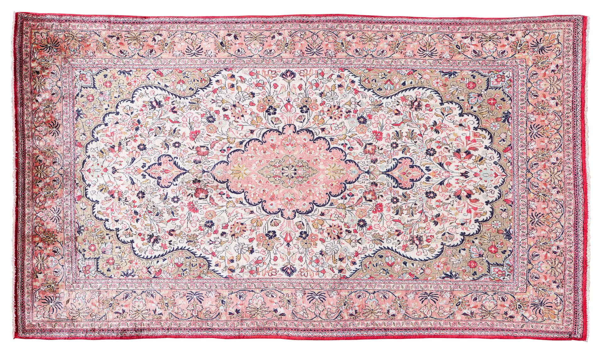 Null GHOUM丝毯（伊朗），沙赫时期，20世纪中期

尺寸：170 x 108厘米。

技术特点 : 丝绸基础上的丝绒。

一个古老的粉红色、多裂纹和花纹&hellip;
