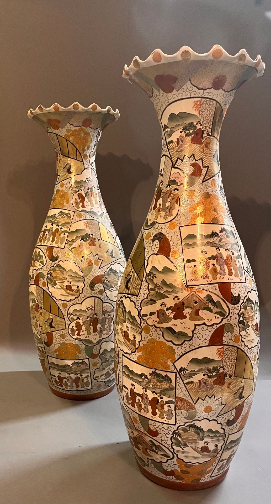 Null Importante pareja de jarrones de porcelana que representan escenas de famil&hellip;