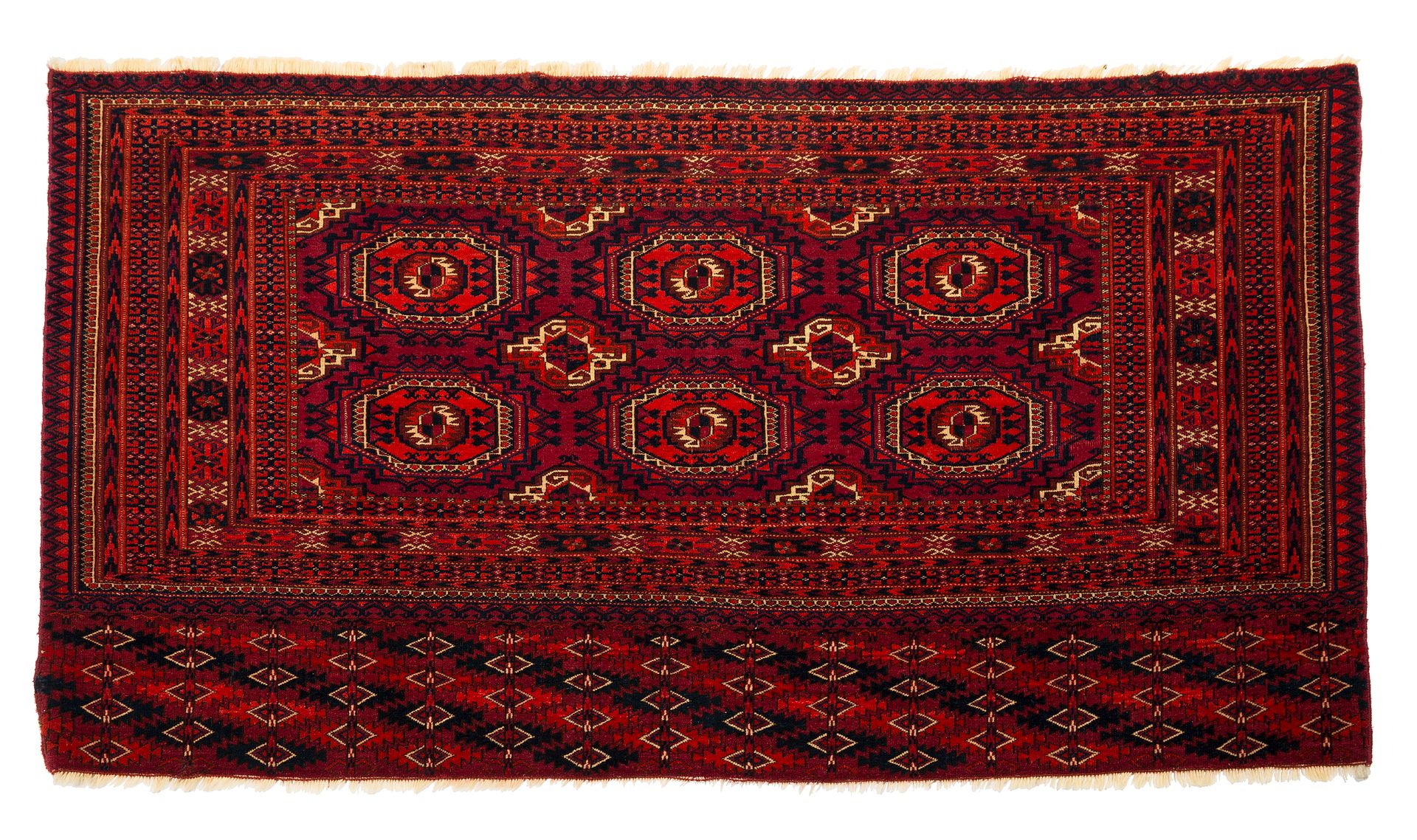 Null Chuval Bukhara马鞍布（中亚），19世纪末20世纪初

尺寸：140 x 81厘米。

技术特点 : 羊毛基础上的羊毛绒。

紫红色的场地&hellip;