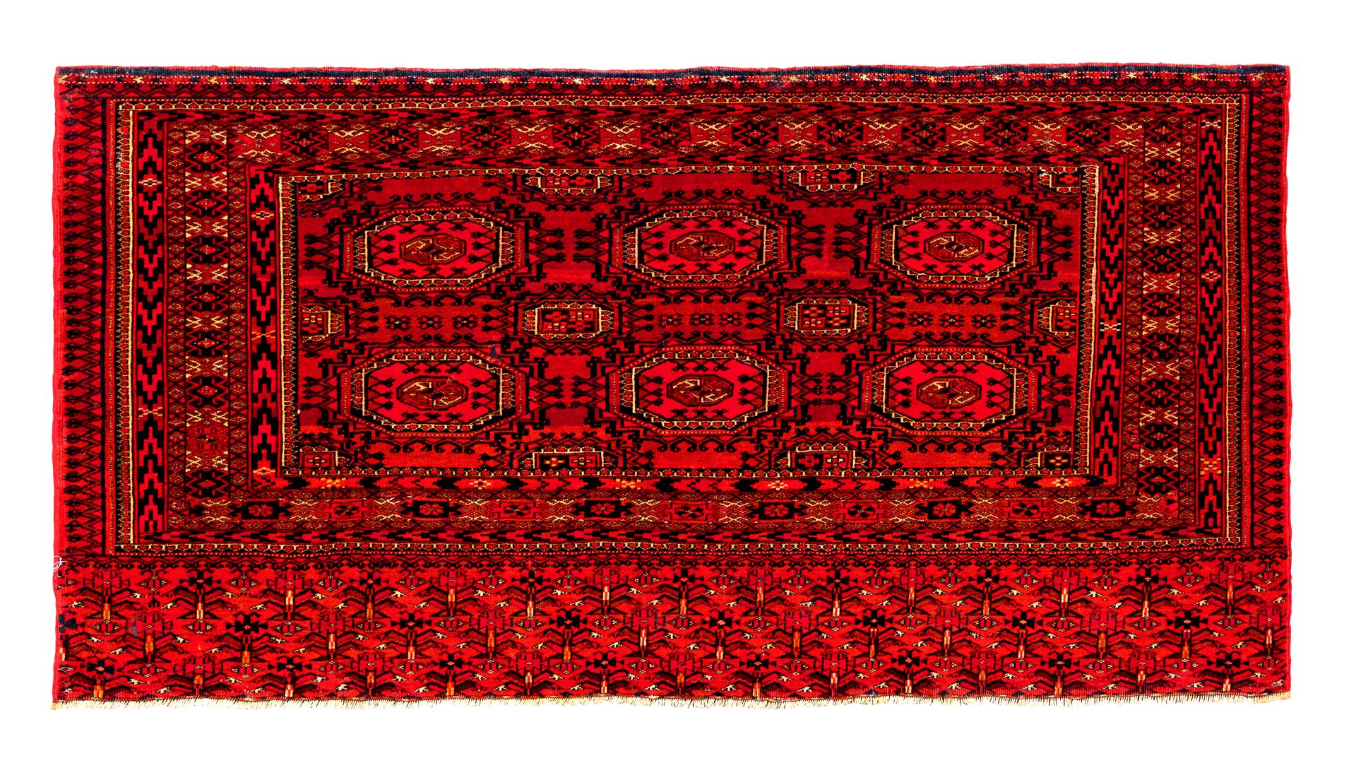 Null Tekké BOUKHARA（Chuval）马鞍布（中亚），19世纪末

尺寸：135 x 72厘米。

技术特点 : 羊毛基础上的羊毛绒。

帕尔马&hellip;