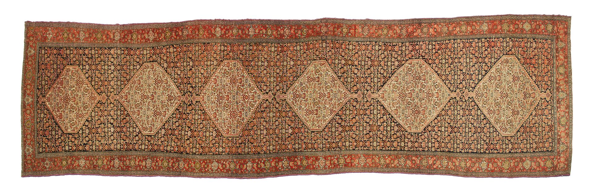 Null 重要而精美的SENNEH（波斯）画廊地毯，19世纪末

尺寸：568 x 112厘米。

技术特点 : 羊毛丝绒，棉质基础。

在一个有五颜六色花朵的&hellip;