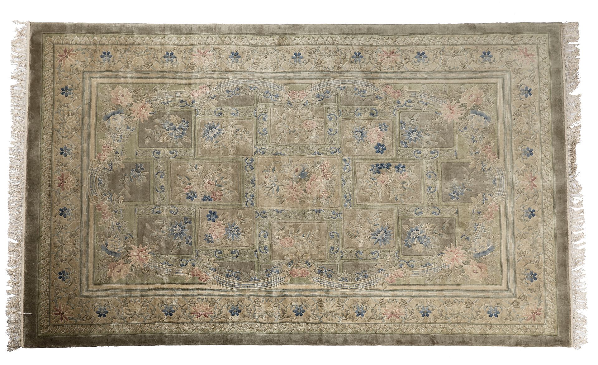 Null 凿刻的中国地毯（中国），20世纪中期

尺寸：308 x 200厘米。

技术特点 : 棉质背景上的凿纹羊毛天鹅绒。

一个柔和的开心果绿色背景承载着&hellip;