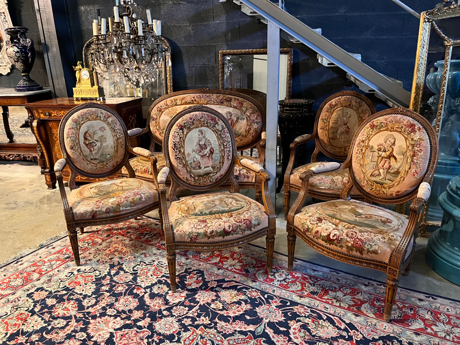 Null Salon Louis XVI, comprenant quatre fauteuils à médaillon et un canapé. En h&hellip;