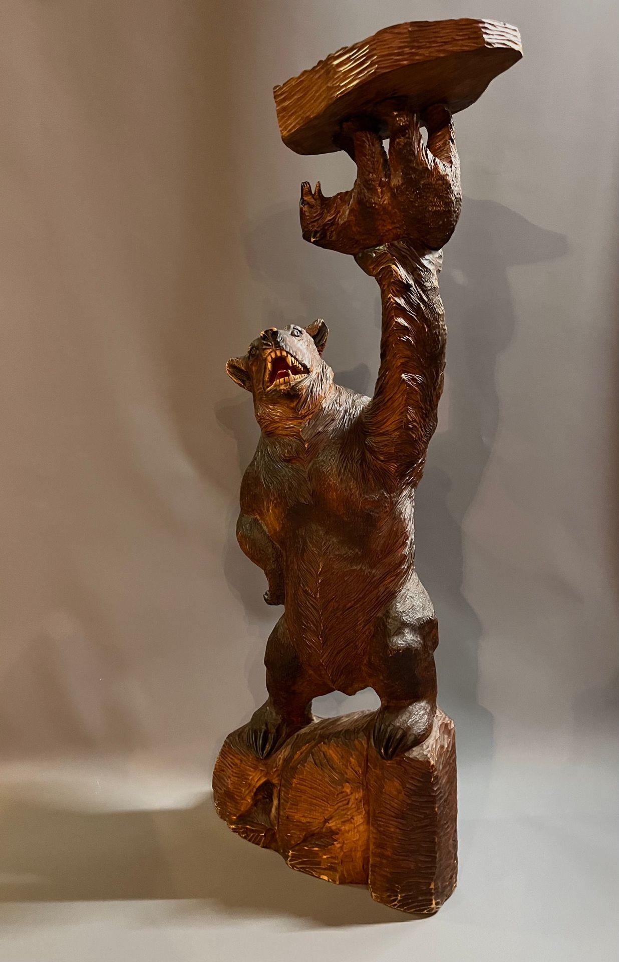Null Skulptur Bär mit Teddybär, (19. Jh.). Maße: 125 cm hoch.