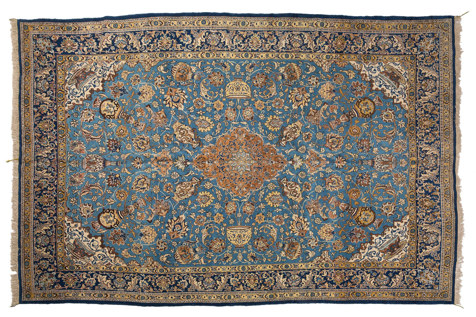 Null 丝绸镶嵌的GHOUM地毯（伊朗），沙赫时期，20世纪中期
尺寸：380 x 260厘米。
技术特点 : 羊毛和丝绒在棉的基础上。
一片天蓝色的田野上，&hellip;