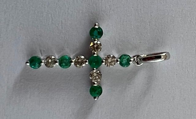 Null Cross in white gold 750°/.(18K) 0g60 decorated with 6 round emeralds calibr&hellip;