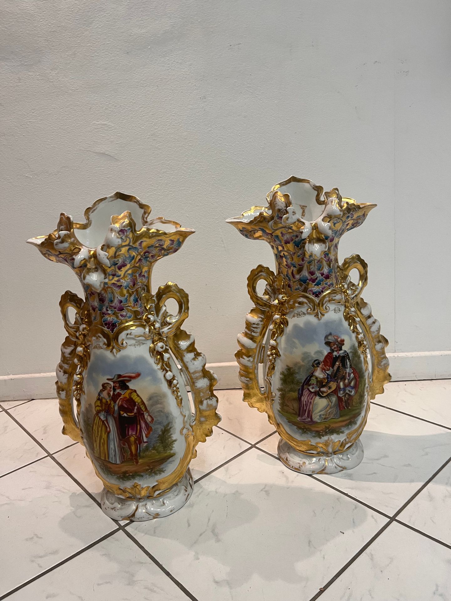 Null 一对 "le Vieux Paris "瓷器的大祭坛花瓶。他们为每个花瓶代表了一个英勇的场景（19世纪）。尺寸：52,5x33厘米。