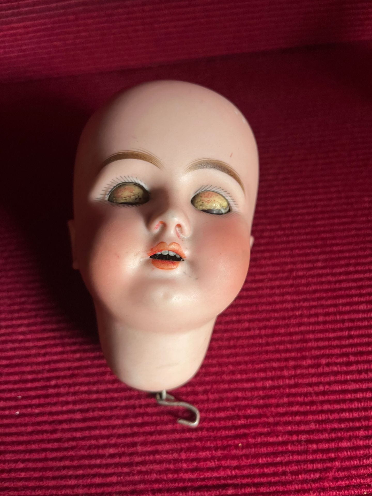 Null 瓷娃娃的头，（德国19世纪），有编号和签名（侧面有一些缺口）。尺寸：10,5x6,5厘米。