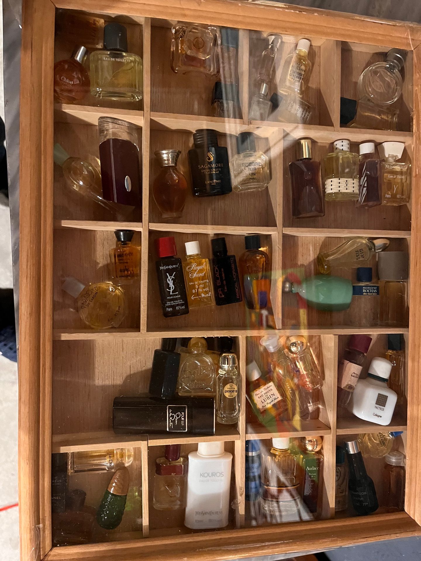 Null Collection de miniatures de Parfums établi en deux vitrines.On y retrouve d&hellip;