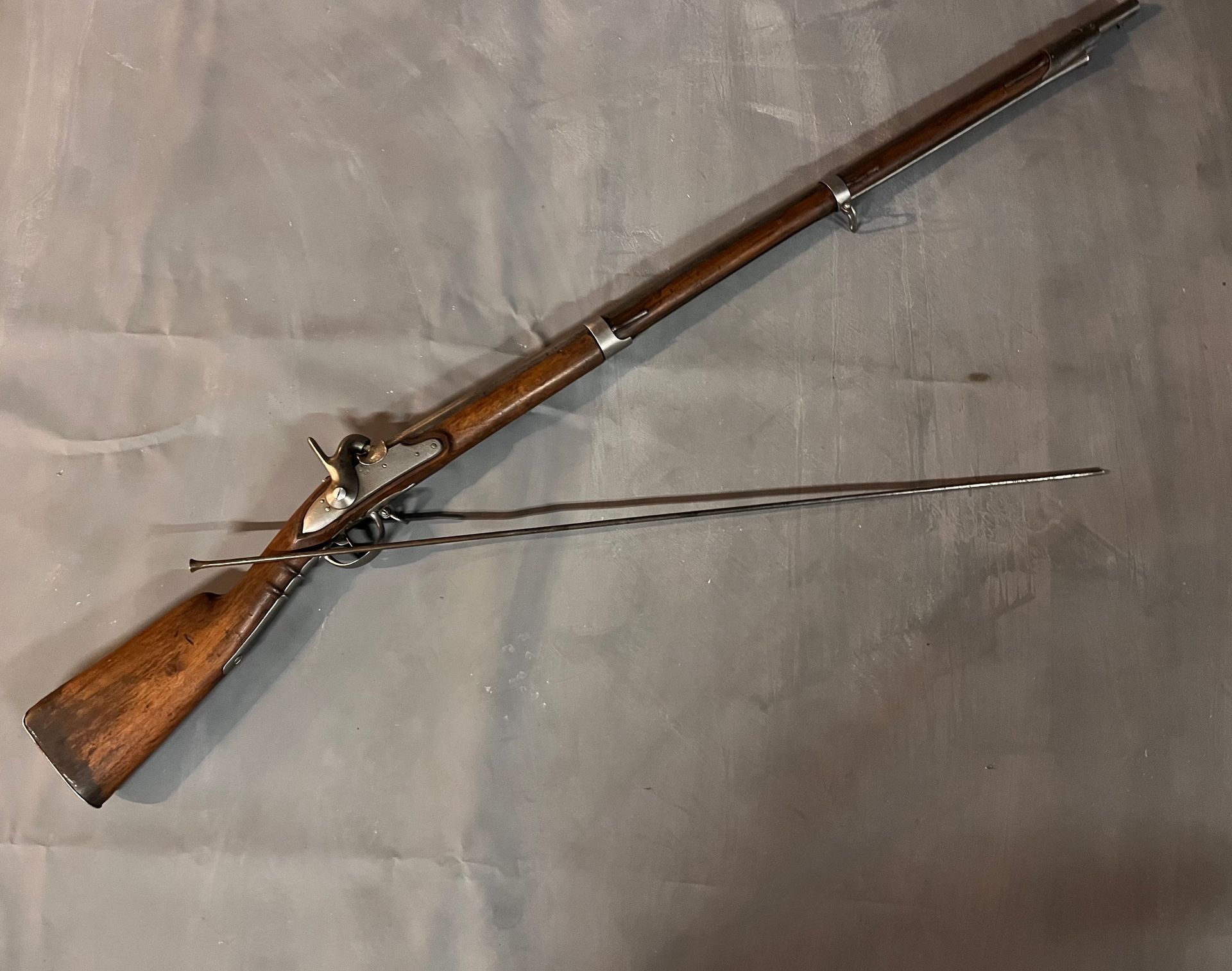 Null 1777年安九型步枪，1822年改装的T-型步枪。
比斯。

改良的燧发枪打击锁，标有 "CE"。
驼峰圆形的1822型锤子。
有边的桶，然后是圆的。&hellip;