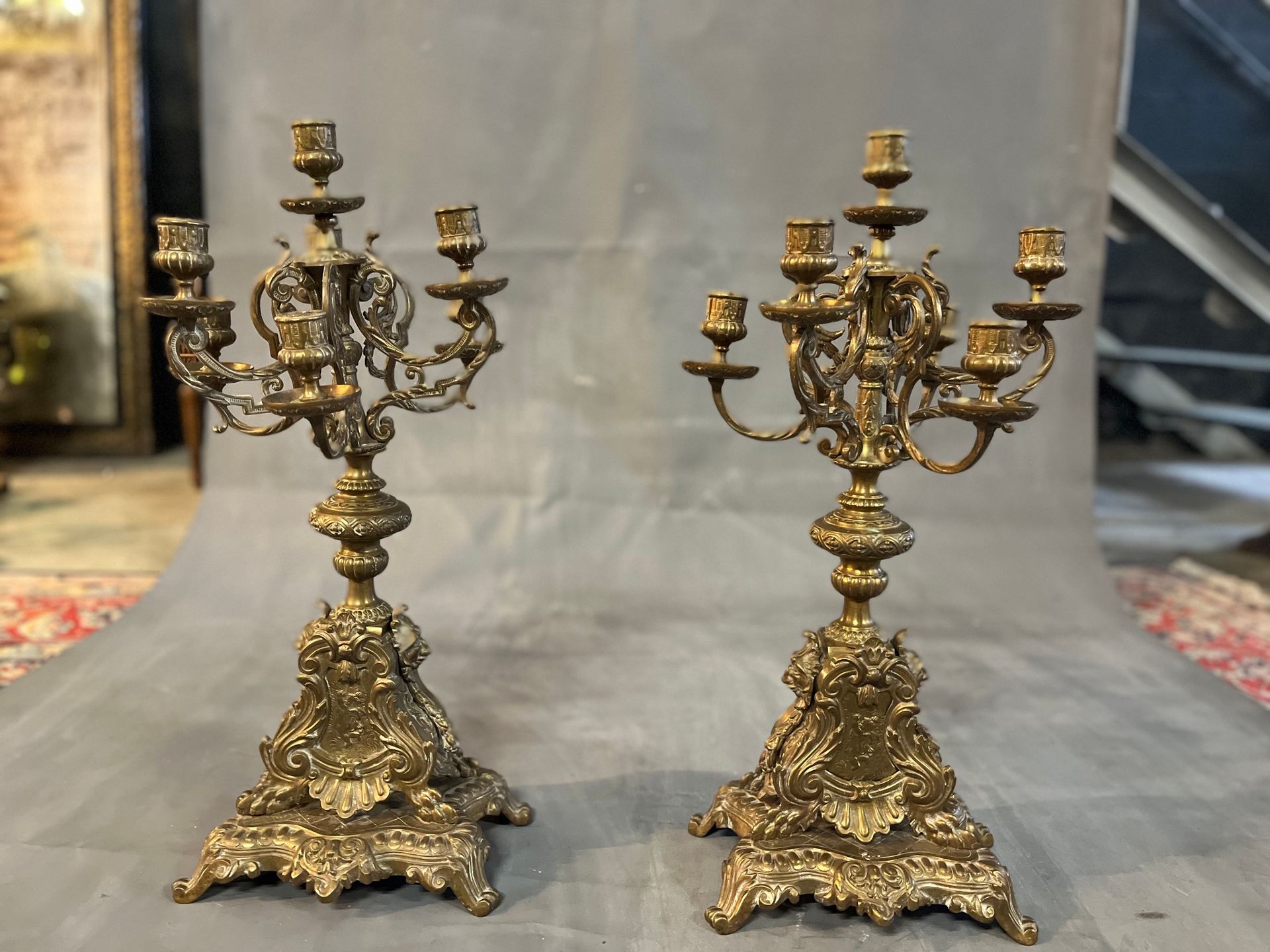 Null 一对古铜色和鎏金铜质烛台。Rocaille模型（19世纪）。尺寸：60x30厘米。
