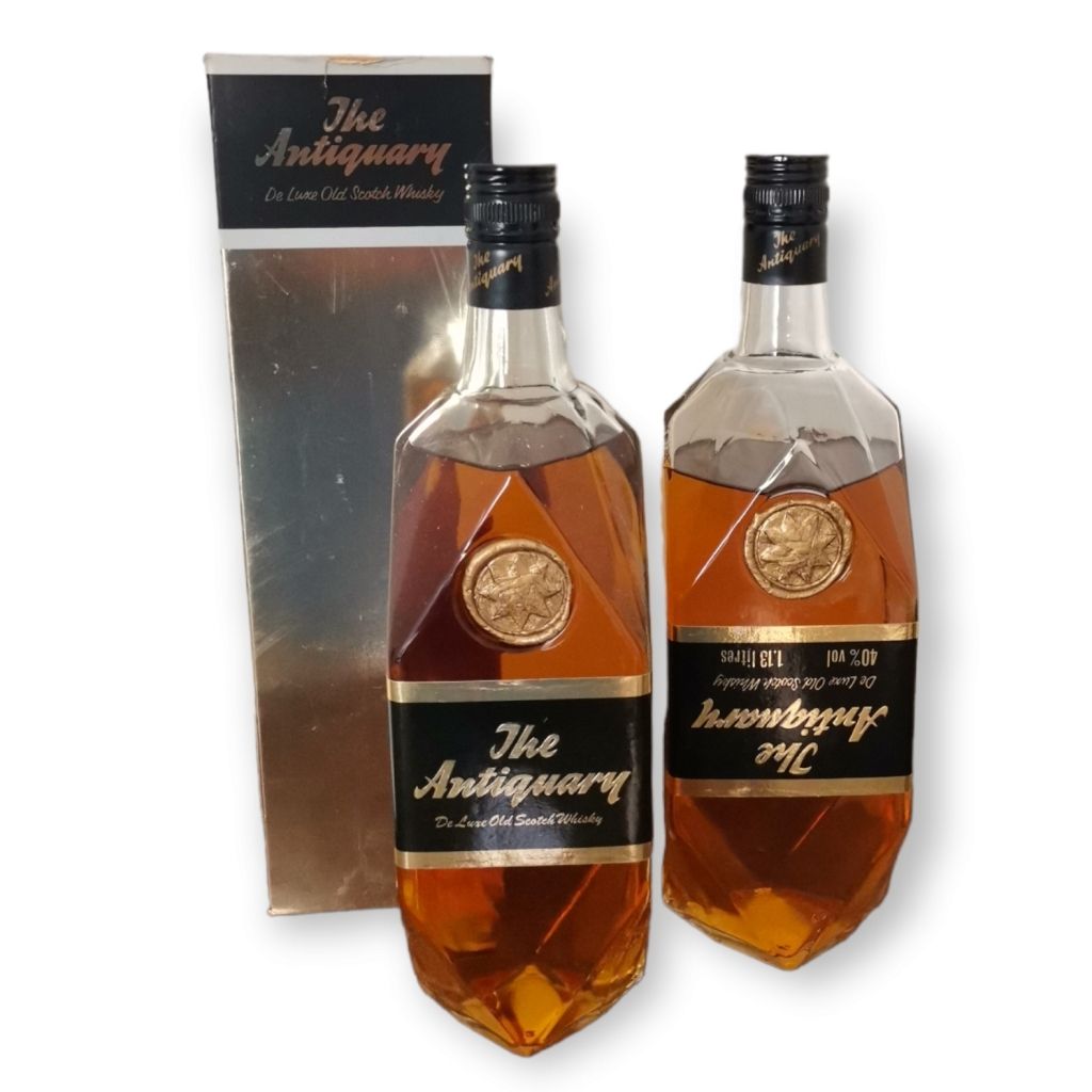 THE ANTIQUARY MAGNUM (2) LE MAGNUM DES ANTIQUAIRES (2) Deux bouteilles de whisky&hellip;