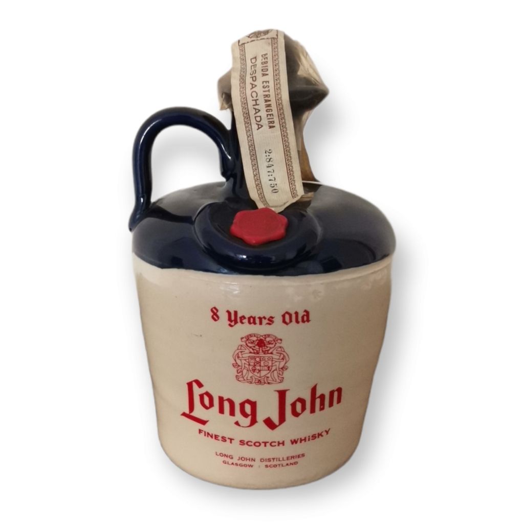 LONG JOHN 8 ANOS LONG JOHN 8 YEARS OLD 0.70升的威士忌瓶。