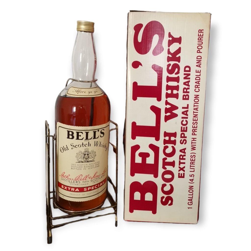 BELL'S EXTRA SPECIAL (MAGNUM) BELL'S EXTRA SPECIAL (MAGNUM) 4.5升威士忌酒瓶。带有金色的金属支架和&hellip;