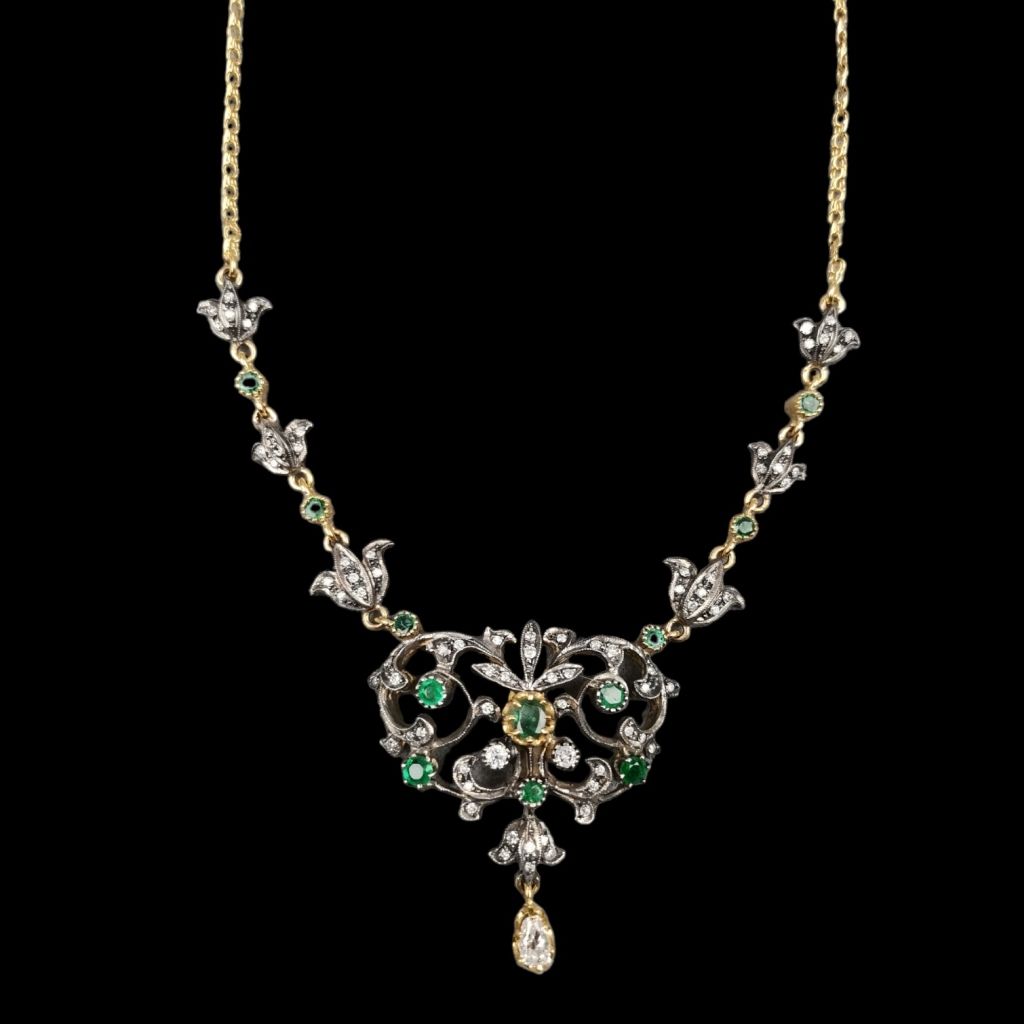 GARGANTILHA 服装 金和银上镶有绿宝石和钻石，其中一颗是梨形的。来自波尔图的对比标记。黄金800/1000，白银835/1000。重量为18克。