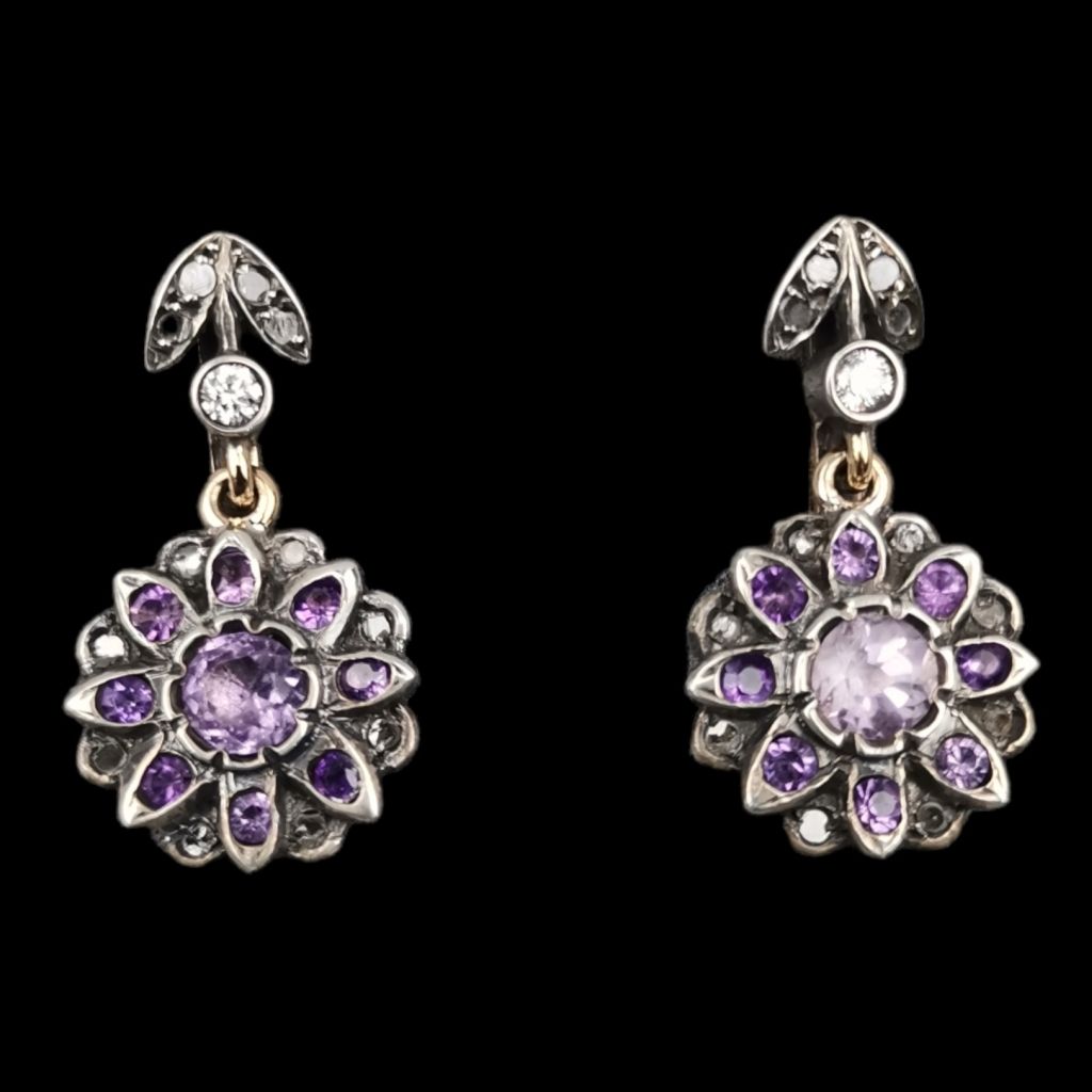 PAR DE BRINCOS 一对耳环 一对银质耳环，带金扣，镶有紫晶石和钻石。银质对比标记925/1000银和800/1000金。重量: 9,88 grs