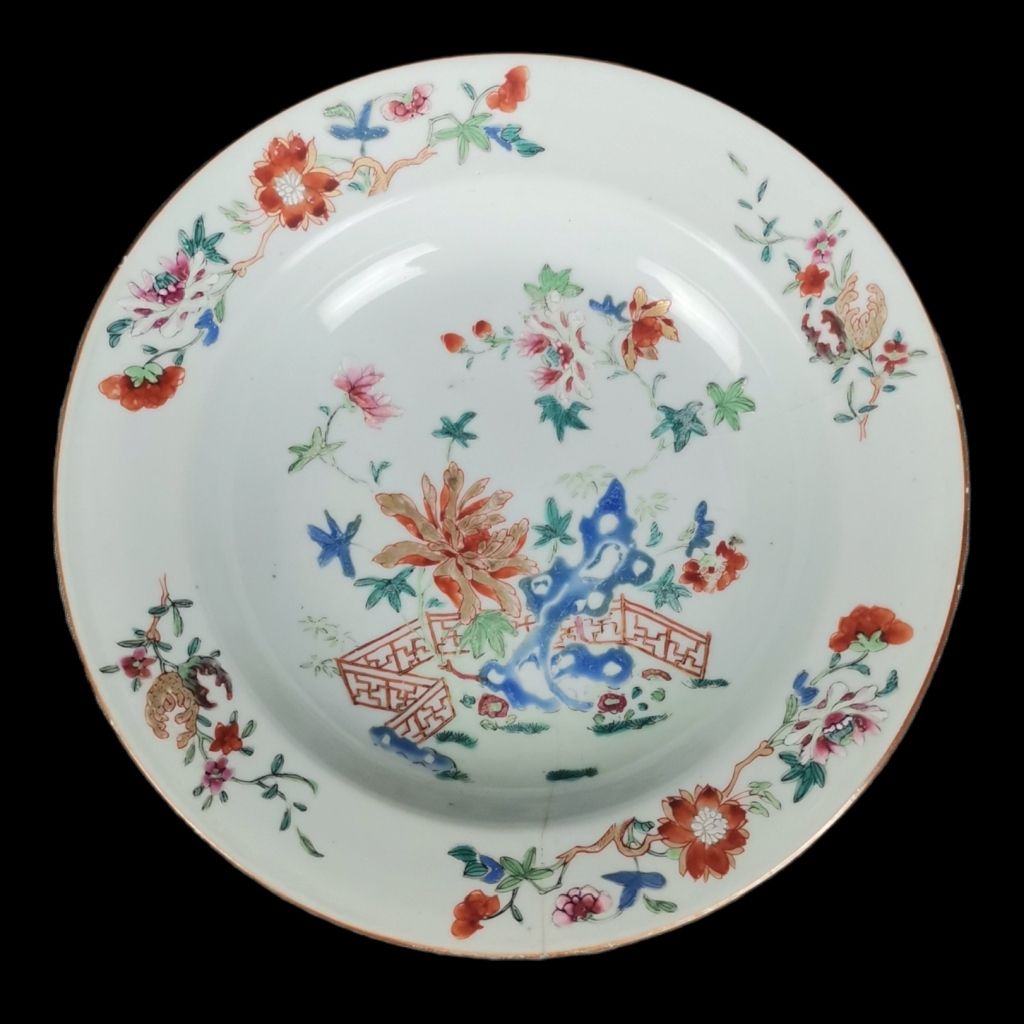 PRATO 中国出口瓷器盘。乾隆年间（1735-1796）。粉红色的家庭花卉装饰。大门的头发。_x000D_
尺寸：22.5厘米。