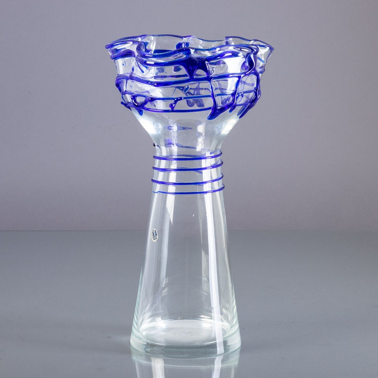 JARRA MODERNISTA 双色水晶的现代主义酒瓶，浮雕装饰。波西米亚人。使用的痕迹。

尺寸：41厘米。
