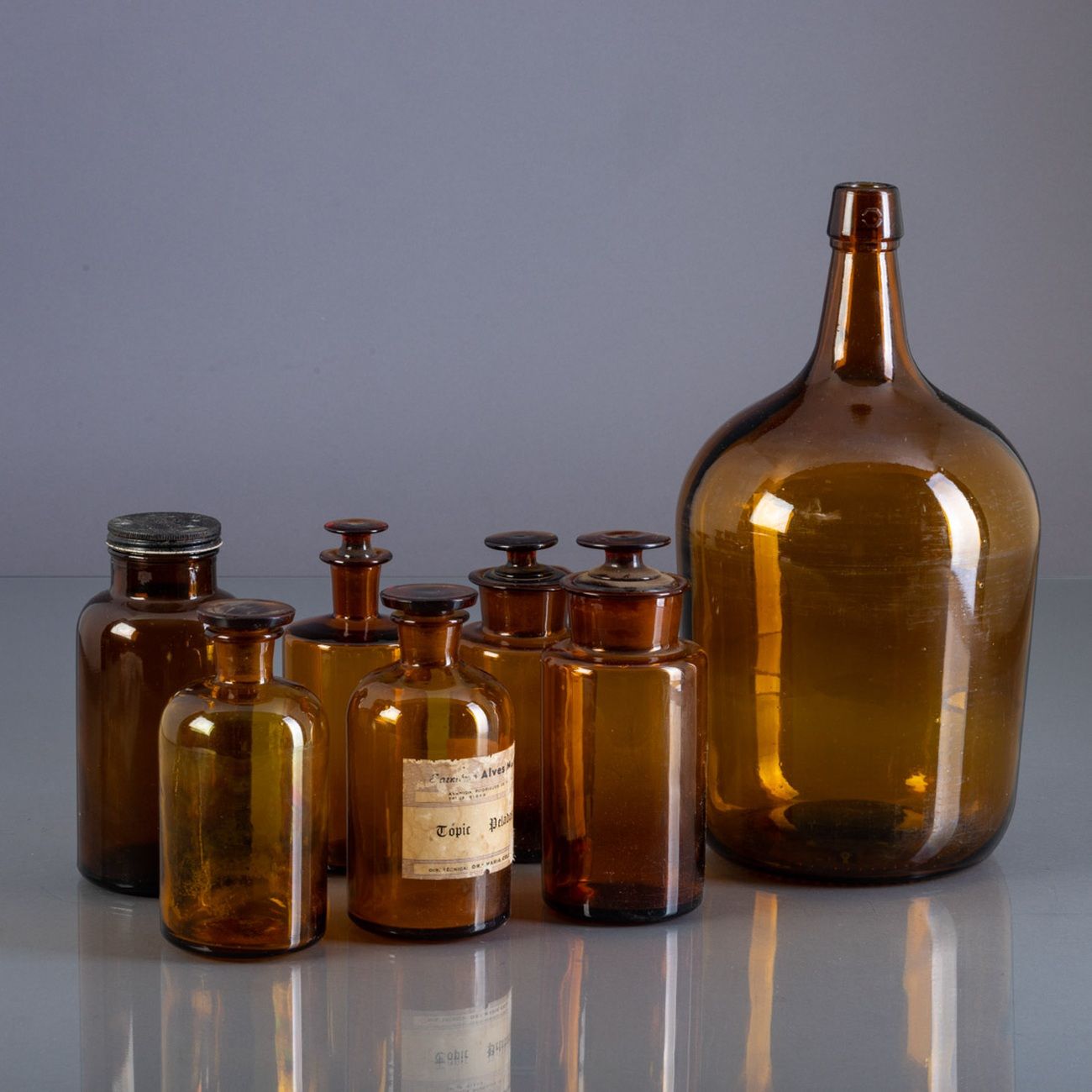 GARRAFÃO E SEIS FRASCOS DE FARMÁCIA 药瓶和六个药瓶，棕色玻璃。有使用痕迹。_x000D_

尺寸：16.5至35厘米。