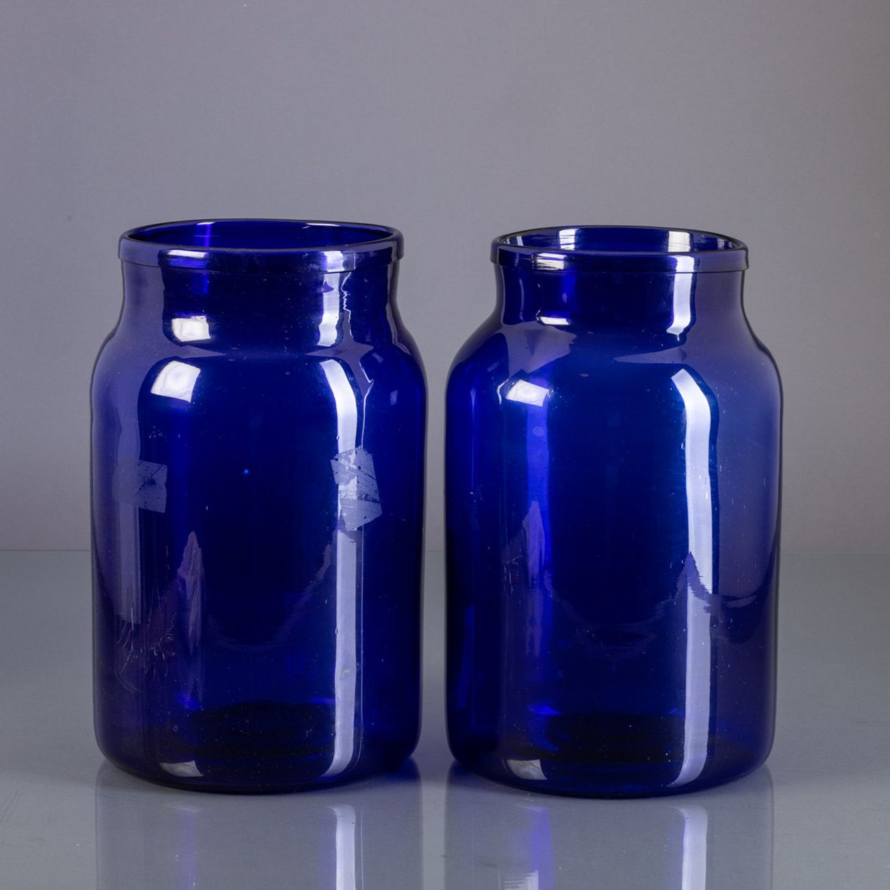 DOIS FRASCOS DE FARMÁCIA 两个蓝色玻璃制的药瓶。有使用痕迹。_x000D_

尺寸：34.5厘米。