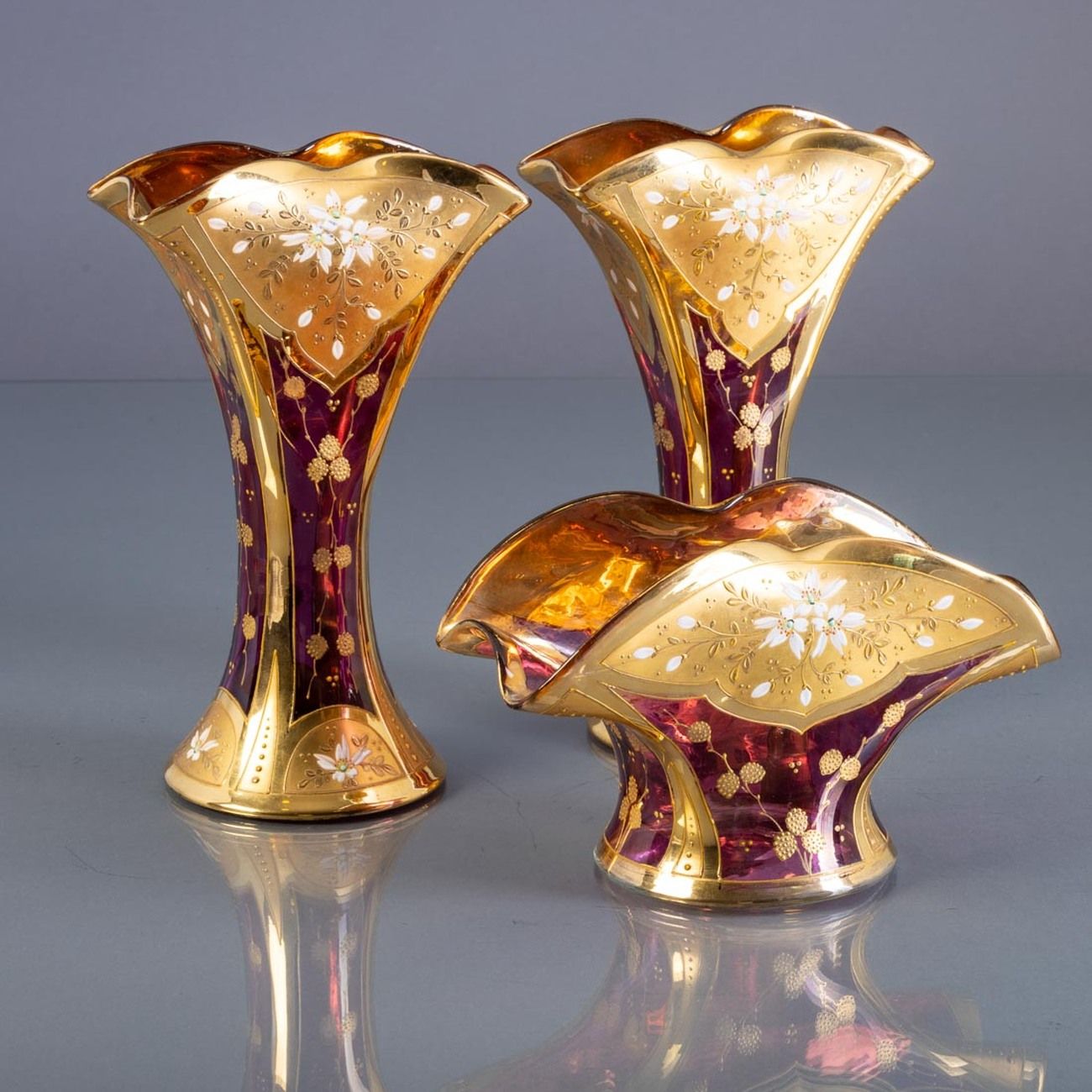 PAR DE JARRAS E FLOREIRA 一对罐子和花 可能来自穆拉诺的彩色玻璃，鎏金和多色装饰 "花"。鎏金的磨损。_x000D_

尺寸：26和14&hellip;