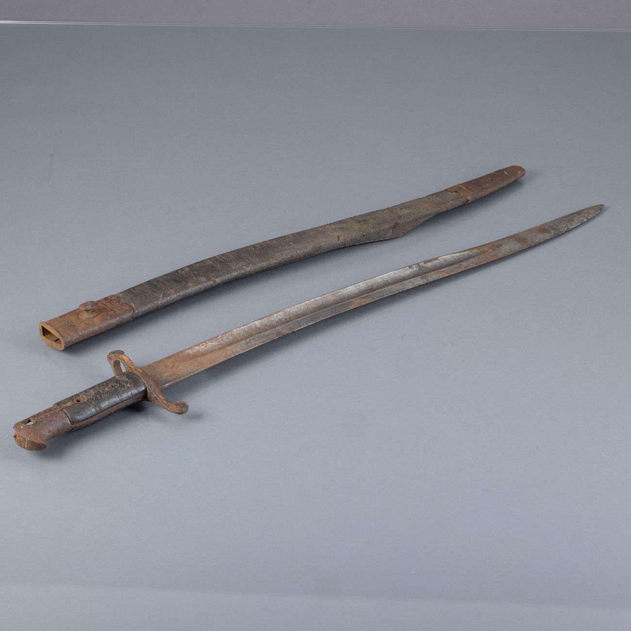 BAIONETA SABRE BAIONETA SABRE Yatagan形状的刀片，英国1853年。为马蒂尼亨利步枪设计。剑身需要清洗，原剑鞘的皮革已经枯萎，&hellip;