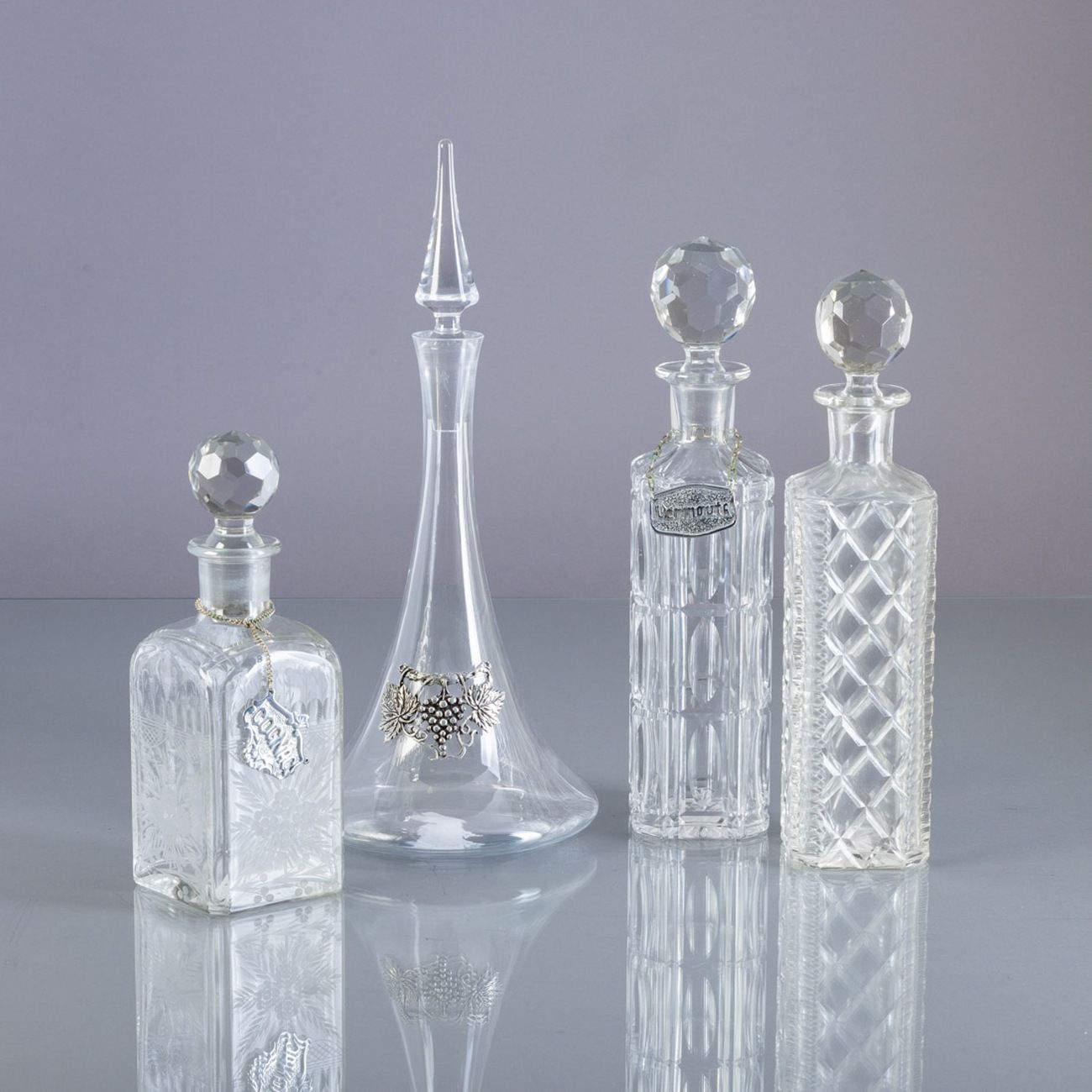 QUATRO GARRAFAS QUATRE GARRAS EN VERRE ET CRISTAL En verre moulé et poli et en c&hellip;