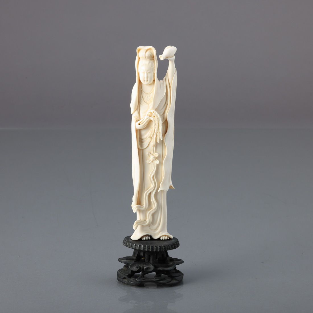 FEMALE FIGURE FIGURE FEMININE Sculpture en ivoire, base en bois sculpté. Chine, &hellip;