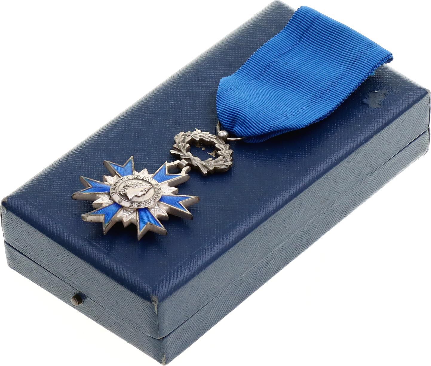France National Order of Merit Knight Cross 1963 Argent 61x38 mm ; émaillé ; ave&hellip;