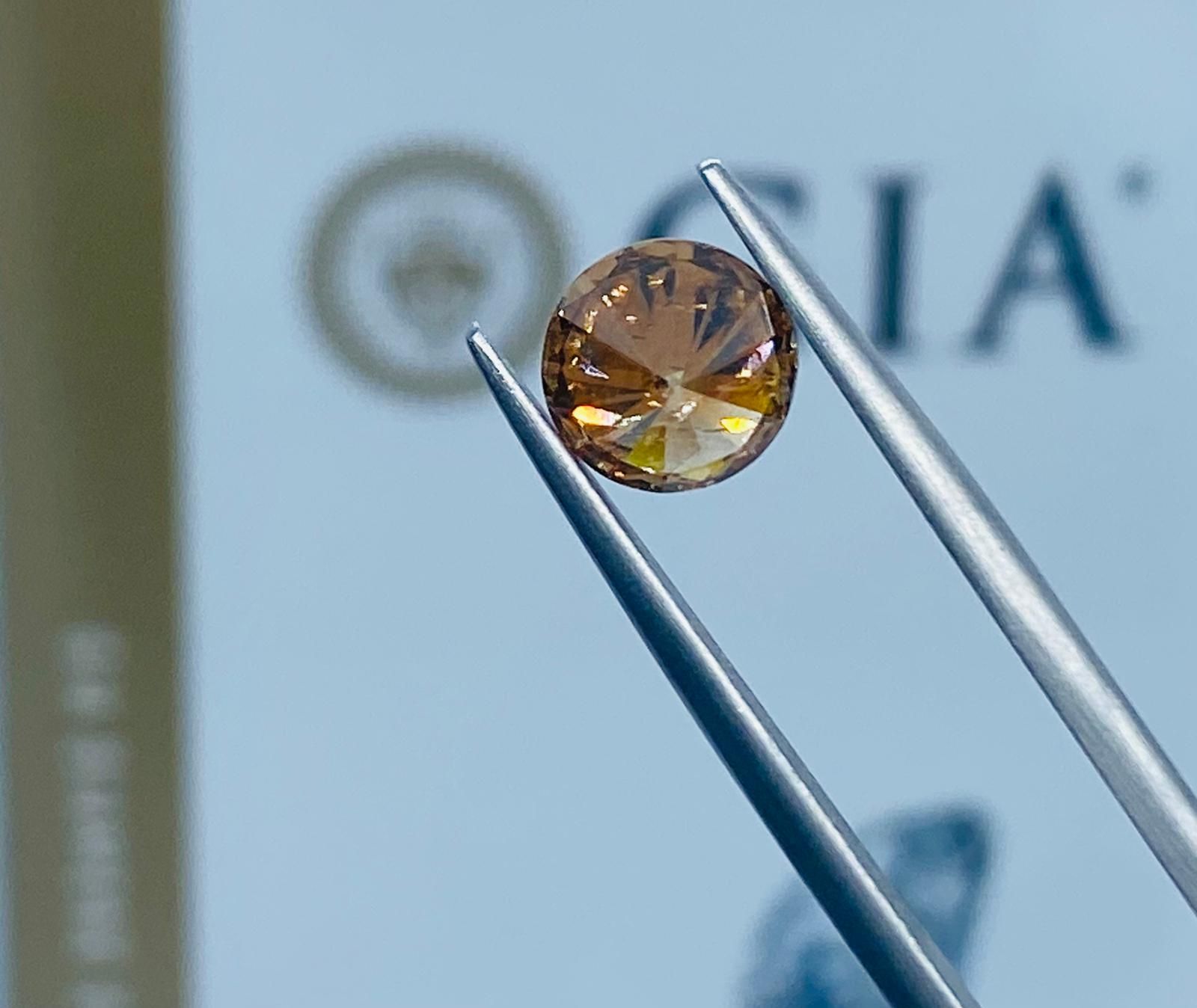 Null 
 1颗2.02克拉的钻石，花色为橙褐色，形状均匀明亮 - GIA证书 - 929-7