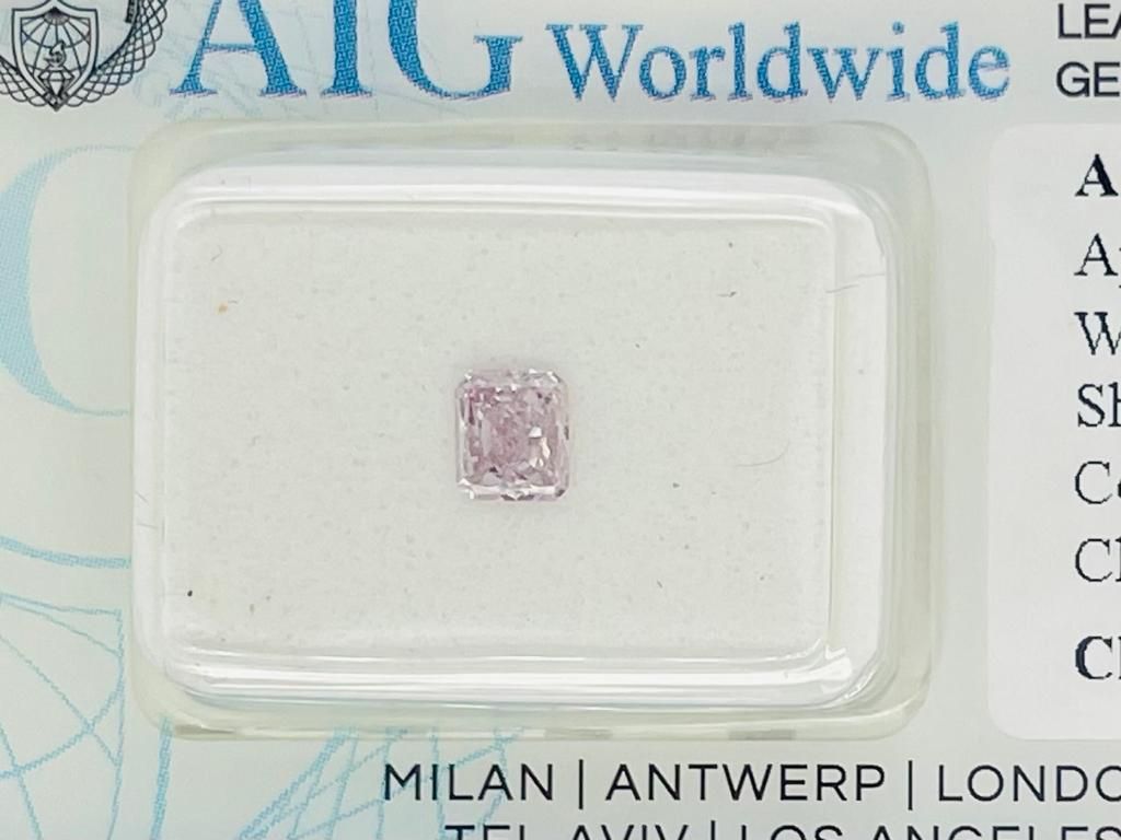 Null 1颗0.35克拉裸钻，浅紫粉色，SI2，形状为雷迪安型，认证号为AIG - F20416
