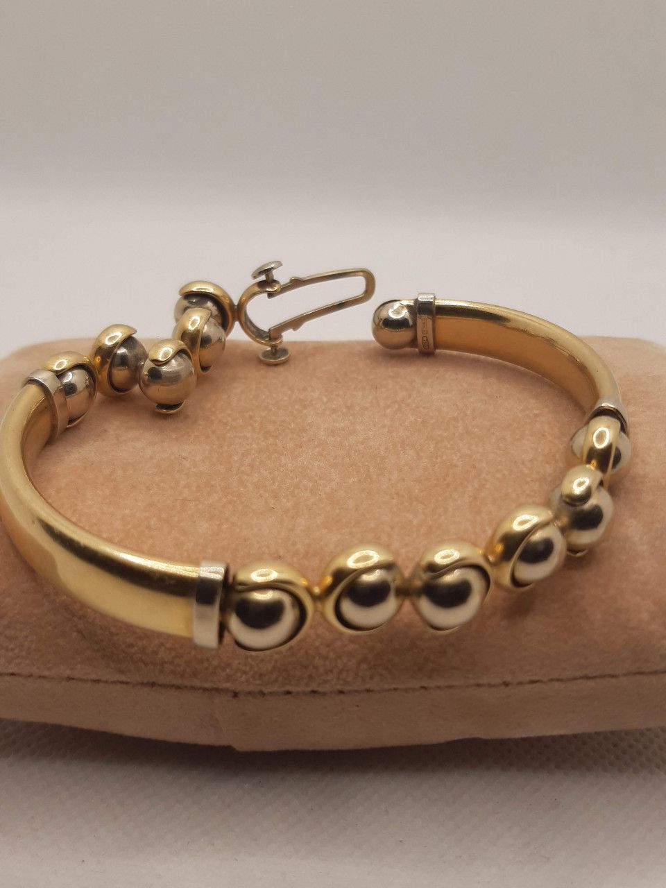 BRACCIALE ORO CON SFERE 
BRACCIALE ORO 18 CARATI SEMIRIGIDO CON 12 SFERE D'ORO. &hellip;