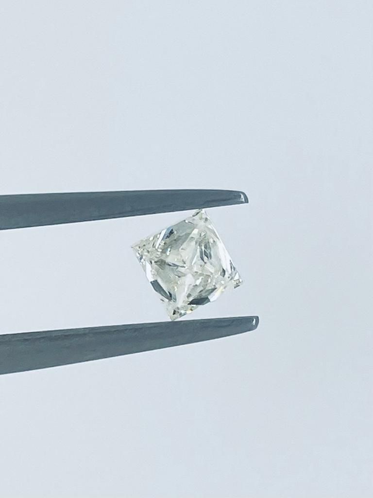 DIAMANTE 0.63 CARATI CERTIFICATO GIA 
0.63克拉的钻石，颜色为i2纯色，标签为四边形，有激光切开报告编号的证书。