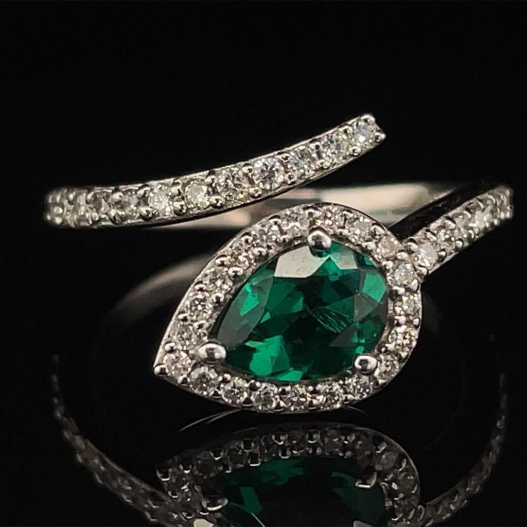 Null 14K白金戒指，3.60克绿宝石，镶嵌0.80 + 0.39 CT CERT无色透明钻石 - 24K20704