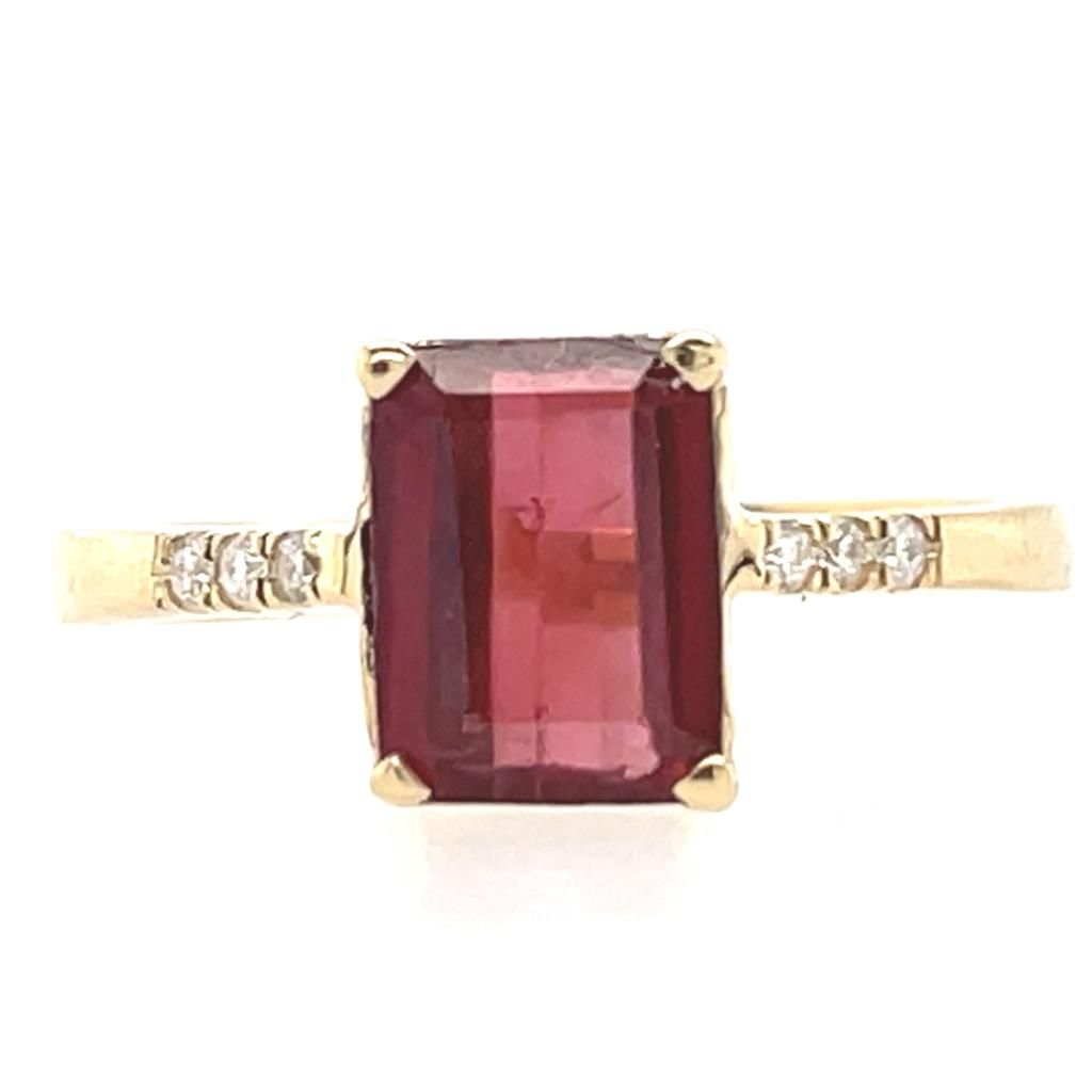 Null 
14K YELLOW GOLD RING 2.45G RED GARNET 1.81 CT & WITH DIAMOND + 0.06 CT CER&hellip;