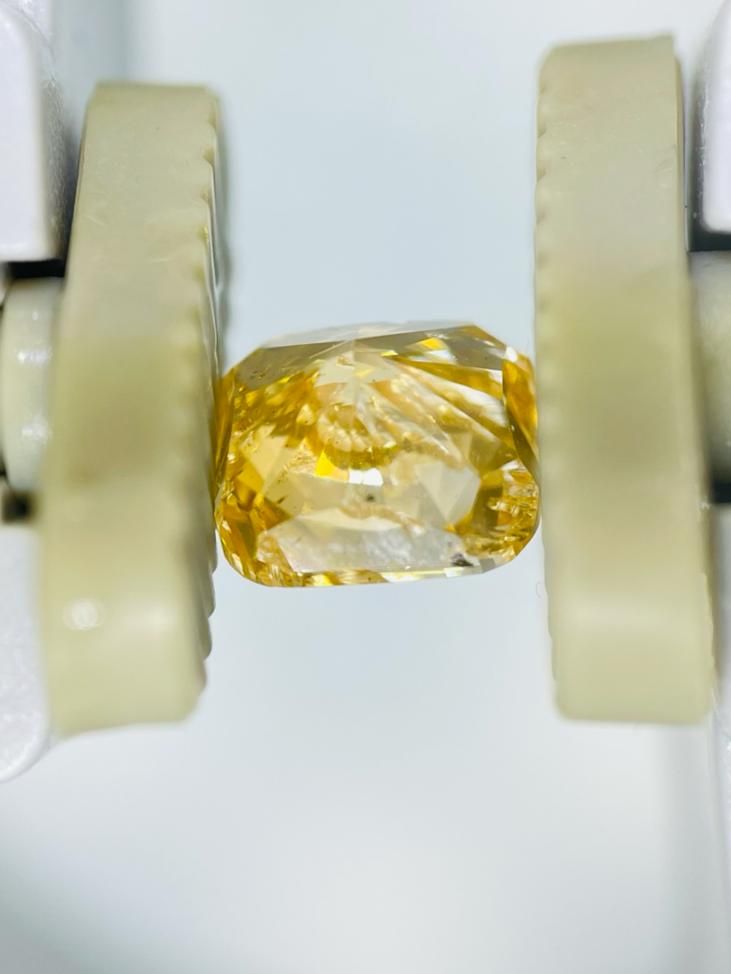 Null 1颗1.02克拉花式浓郁橙黄色钻石，均匀的雷迪恩式切割 - GIA证书 - RY004