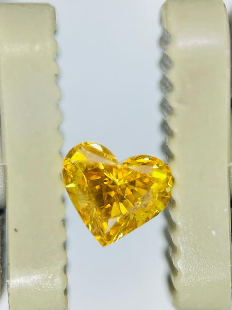 Null 1颗0.29克拉鲜艳橙黄色花式钻石，统一心形切割 - GIA证书 - 928-3