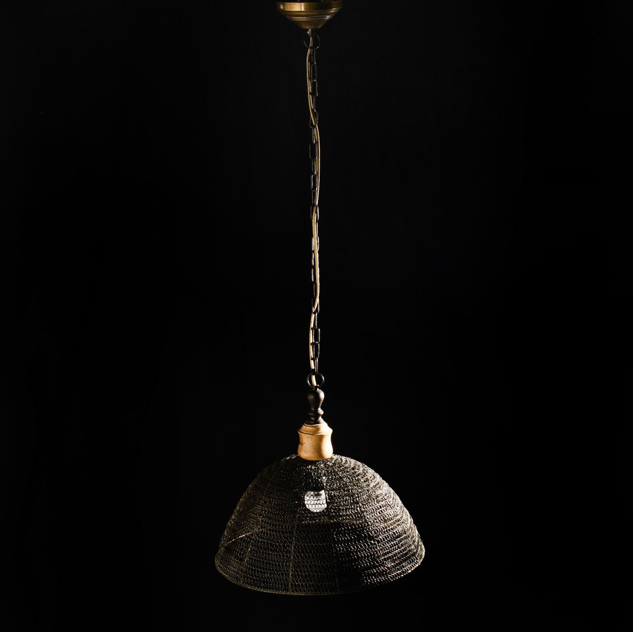 PTMD. CANDEEIRO DE TECTO PTMD。黄铜和铁网材质的吸顶灯，配黑色灯罩。由 PTDM 制造。荷兰。
尺寸：100x40 ø 厘米。#
状&hellip;