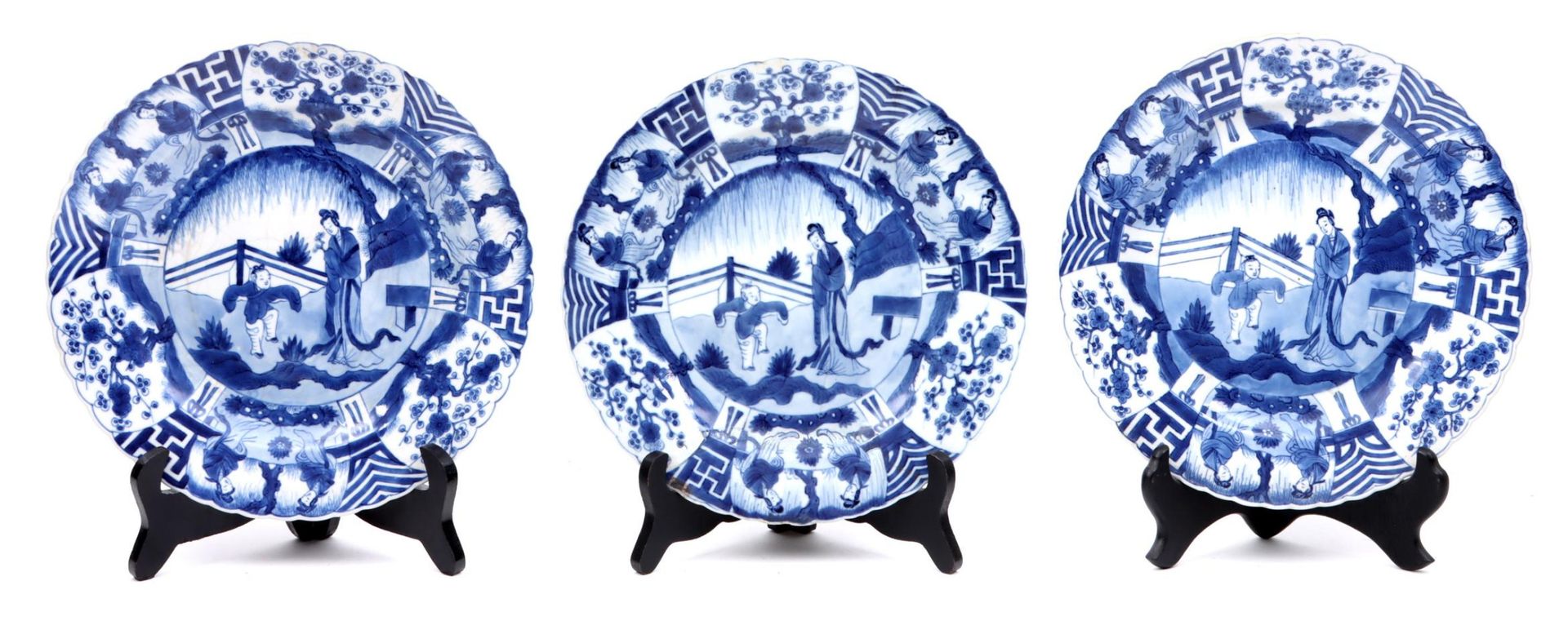 Null 3个中国青/白瓷盘，有龙利莎和孩子的装饰，直径24厘米。