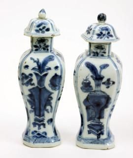 Null Deux anciens vases à couvercle en porcelaine de Chine bleu/blanc à décor d'&hellip;
